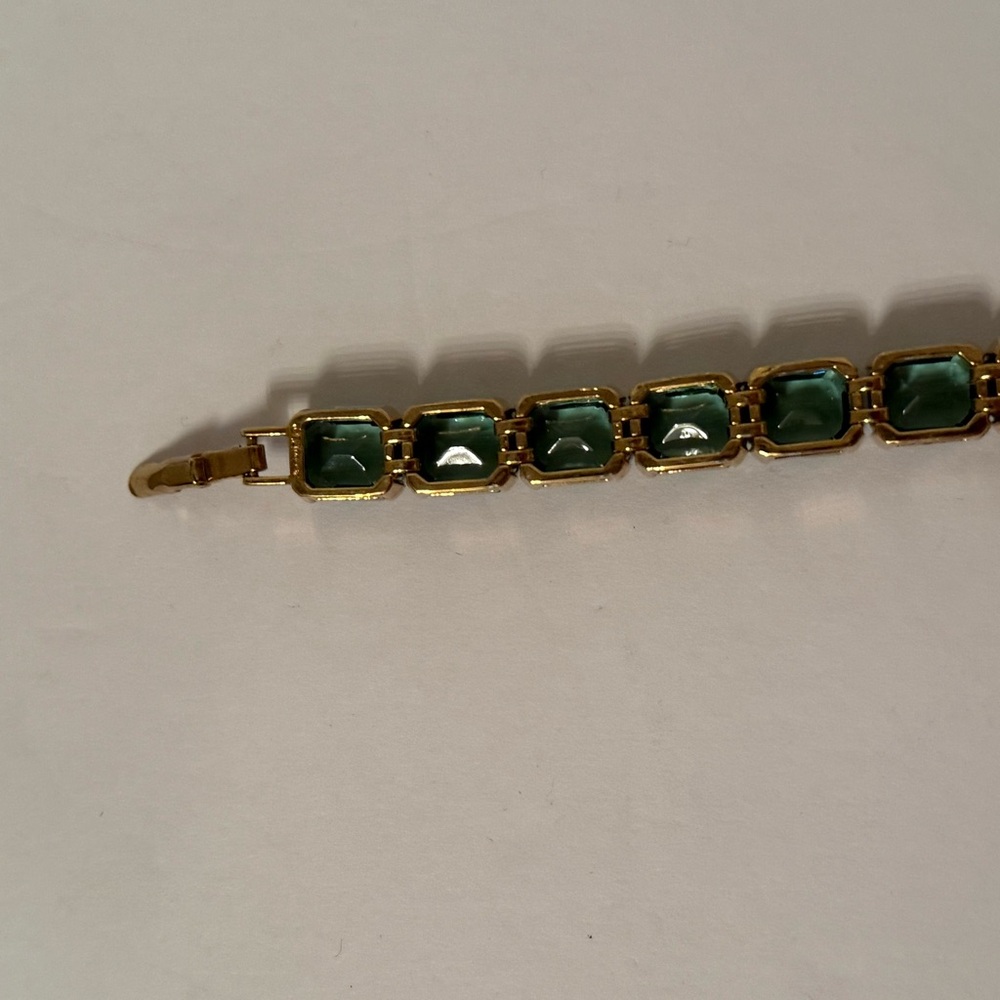 MONET BRACELET GREEN FACETED GLASS GOLD TONE SETTING 7.5” STUNNING - Picture 7 of 13